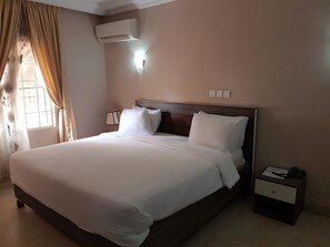 Caja de seguridad en la habitación y escritorio