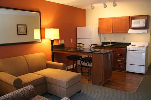 Full-size fridge, microwave, oven, stovetop