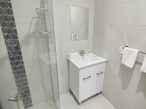 Bathroom sink - Three Palms Lodge (Auckland)