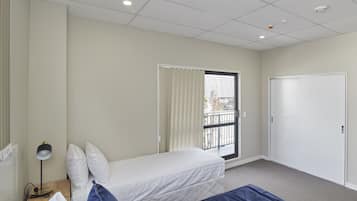 Triple Ensuite Room | Desk, iron/ironing board, free WiFi, bed sheets