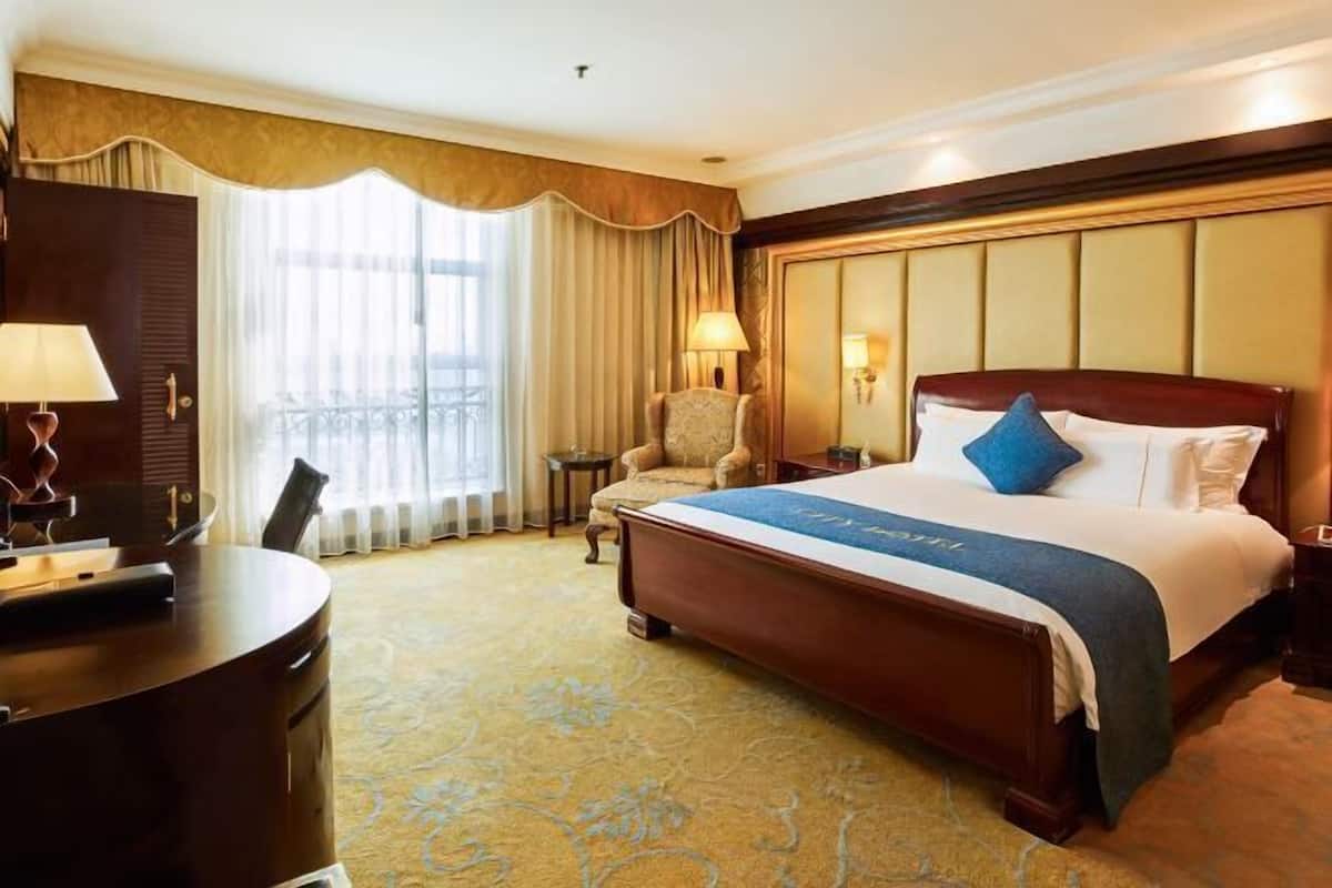 Minibar, in-room safe, desk, blackout drapes