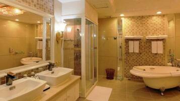 Separate bathtub and shower, free toiletries, hair dryer, slippers