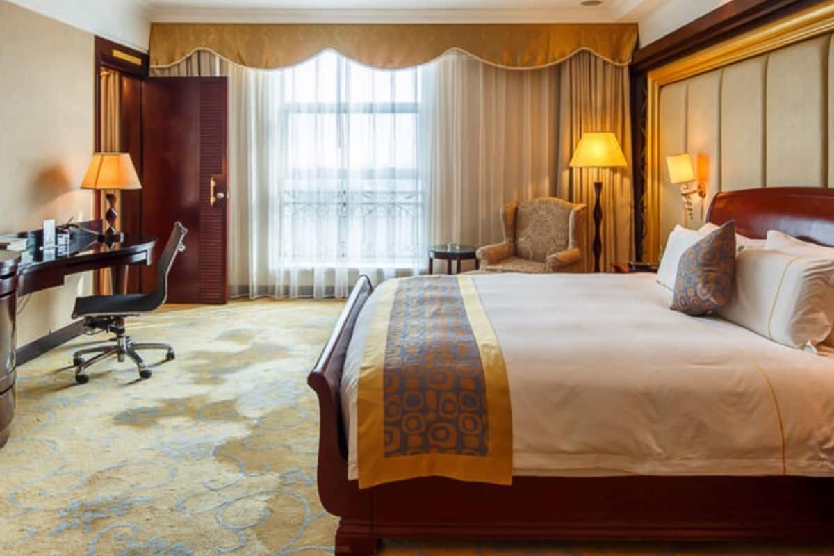 Suite – deluxe | Minibar, safe på rommet, skrivebord og blendingsgardiner