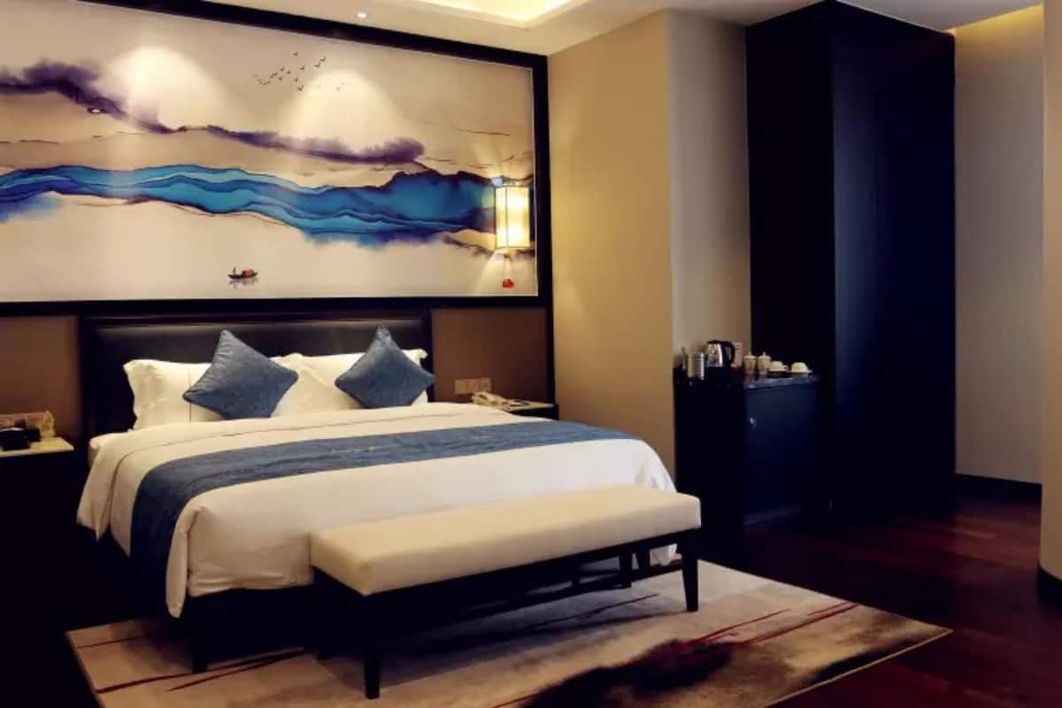 ห้องพรีเมียร์ | มินิบาร์, ตู้นิรภัยในห้องพัก, โต๊ะทำงาน, ผ้าม่านกันแสง