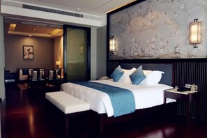 Minibar, caja de seguridad en la habitación y escritorio