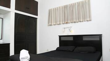 4 bedrooms, desk, iron/ironing board, free WiFi