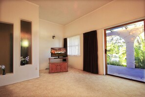 House, 4 Bedrooms | Living room | Flat-screen TV - Mount Roskill Guesthouse (Auckland)