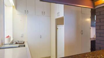 House, 4 Bedrooms | Private kitchen | Fridge, microwave, oven, stovetop