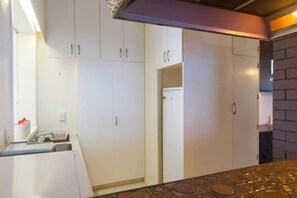 House, 4 Bedrooms | Private kitchen | Fridge, microwave, oven, stovetop