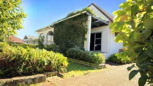 Property grounds - Mount Roskill Guesthouse (Auckland)