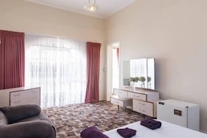 4 habitaciones, escritorio, tabla de planchar con plancha y wifi gratis 