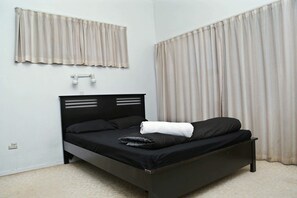 4 bedrooms, desk, iron/ironing board, free WiFi