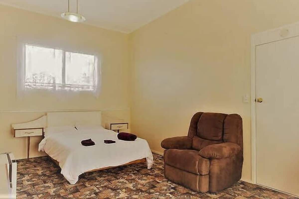 4 habitaciones, escritorio, tabla de planchar con plancha y wifi gratis