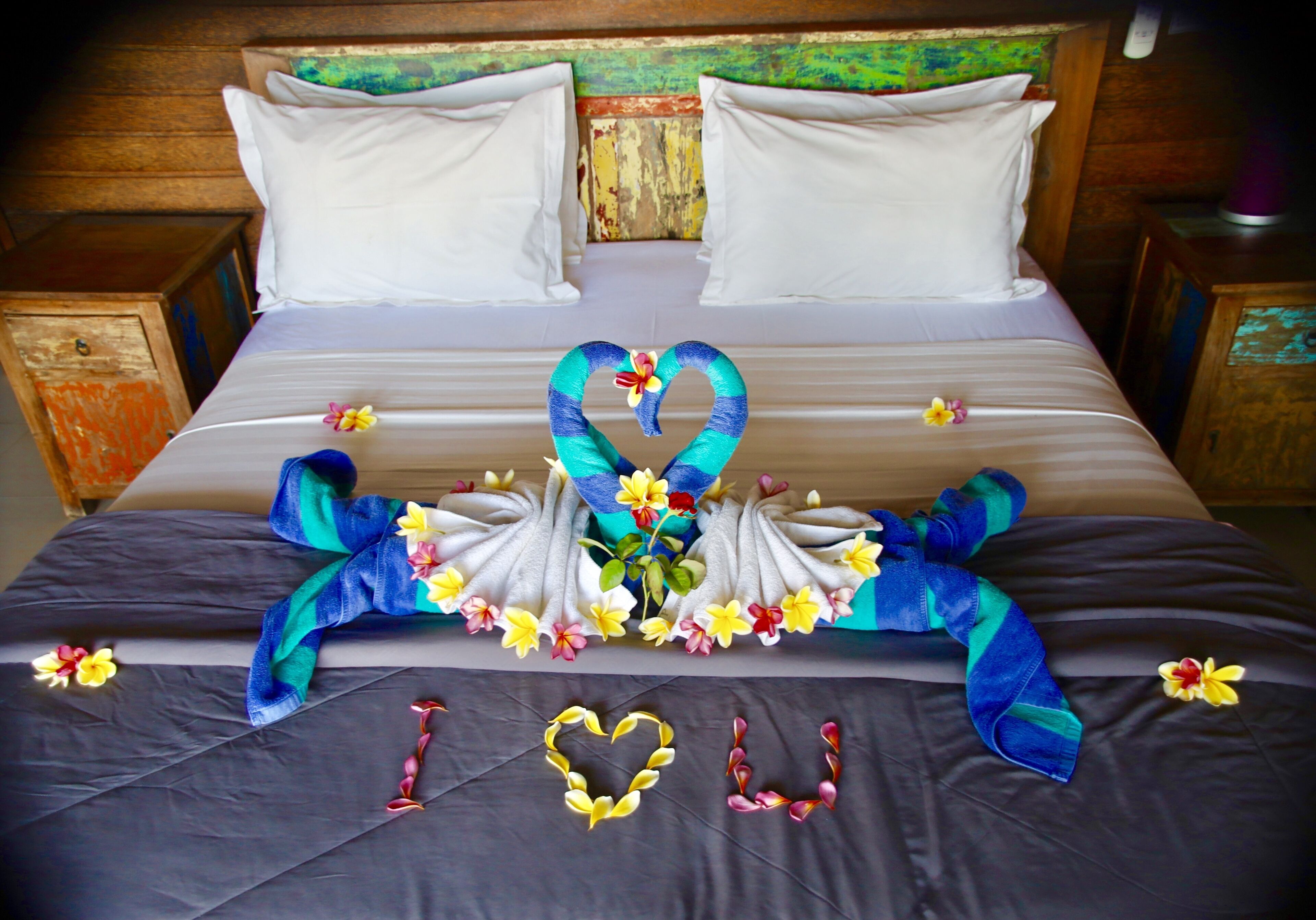 1 室のベッドルーム、ミニバー、デスク、ベビーベッド