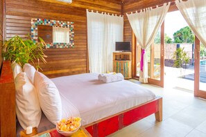 Deluxe-Bungalow, 1 King-Bett, eingeschränkter Meerblick | 1 Schlafzimmer, Minibar, Schreibtisch, Babybetten