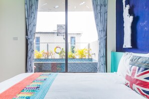 Casa básica, 3 habitaciones, baño privado, vistas al patio | Vistas desde la habitación