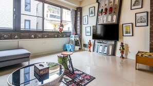 Nhà cơ bản, 3 phòng ngủ, có phòng tắm riêng, quang cảnh sân vườn | Bàn, màn/rèm cản sáng, phòng cách âm 