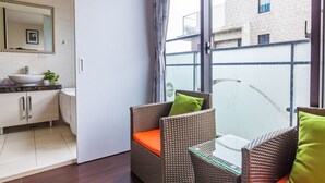 Nhà cơ bản, 3 phòng ngủ, có phòng tắm riêng, quang cảnh sân vườn | Bàn, màn/rèm cản sáng, phòng cách âm 