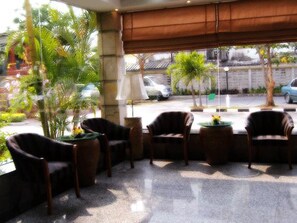 Lobby sitting area - The Airport Hotel (Nakhon Ratchasima)