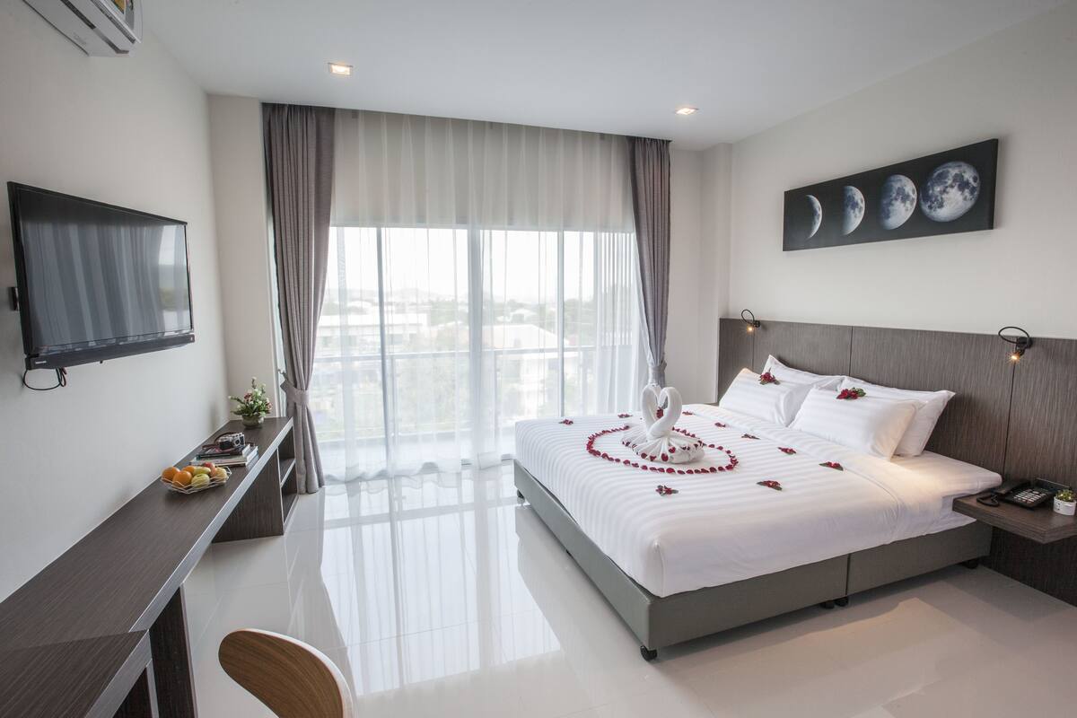 suite king size bed | minibar, in-room safe, desk, blackout curtains