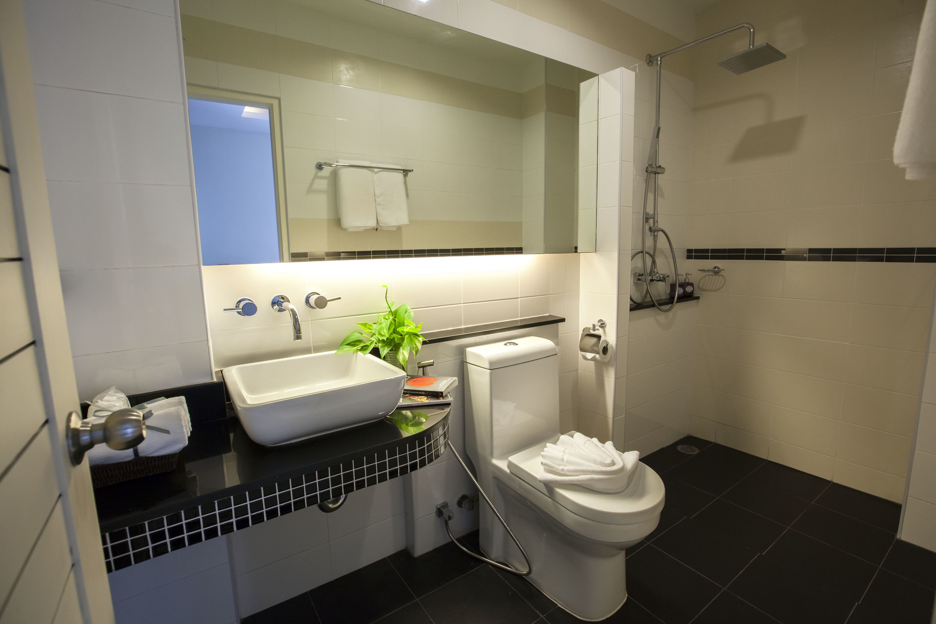 rainfall showerhead, free toiletries, hair dryer, towels