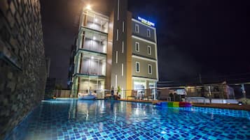 Outdoor pool, pool loungers