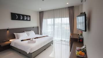 Habitación estándar doble | Minibar, caja fuerte, escritorio y cortinas opacas