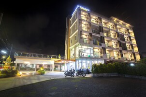 Fachada de la propiedad por la tarde o noche