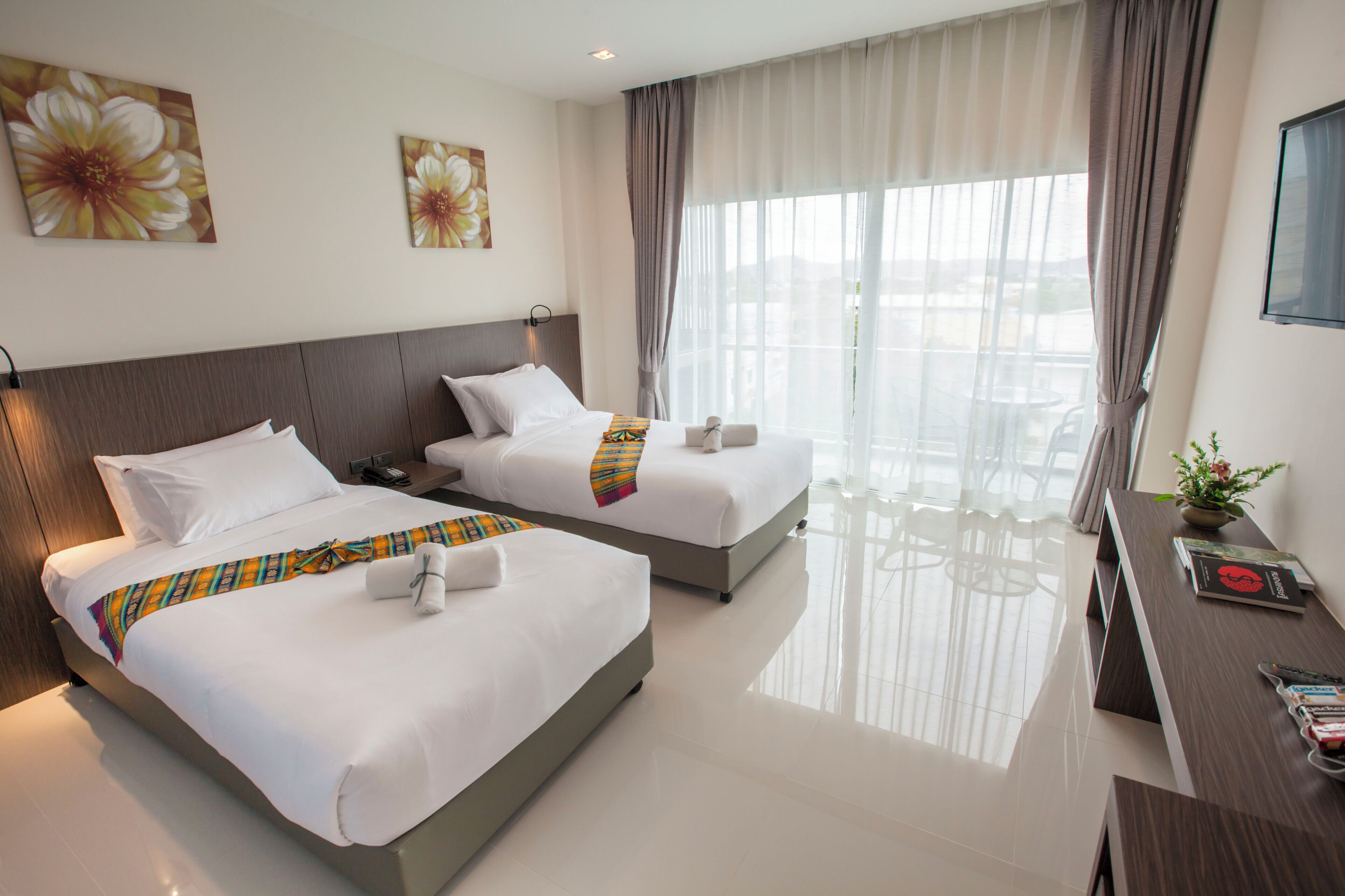 Standard Twin Bed with Sea View | Minibar, in-room safe, desk, blackout drapes