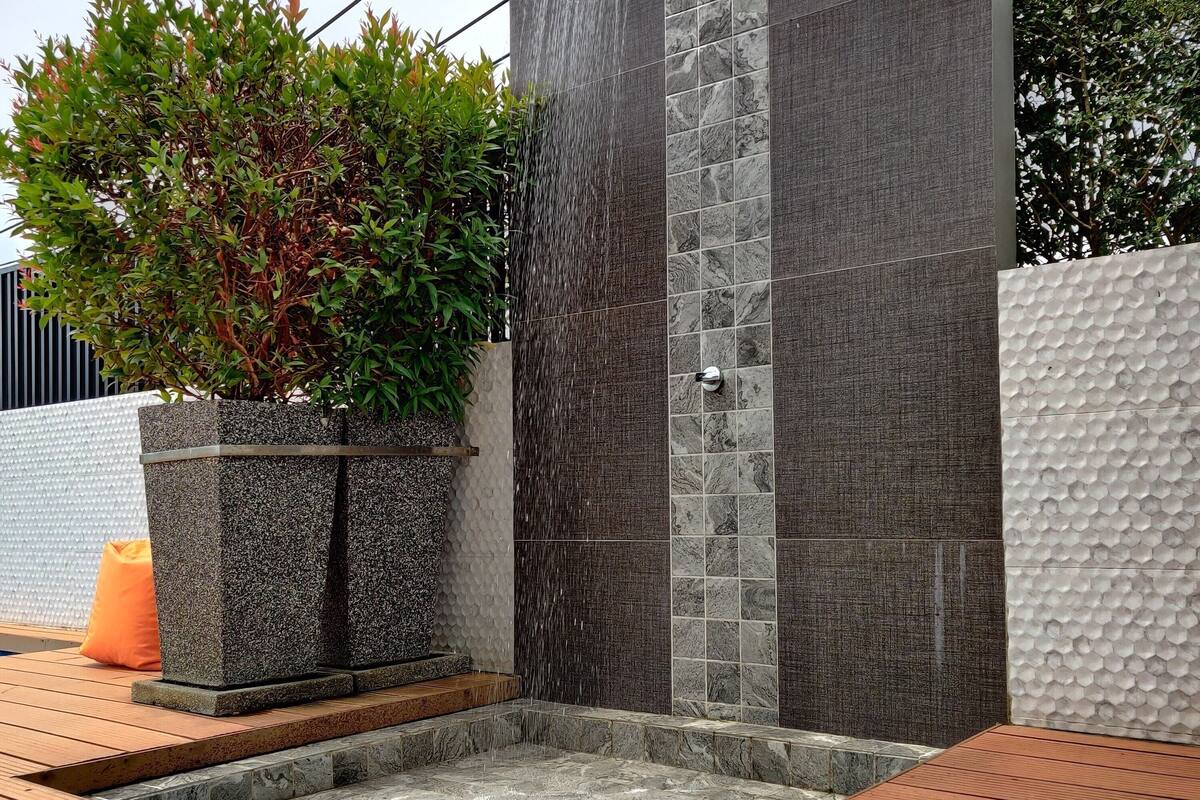 outdoor pool, pool loungers