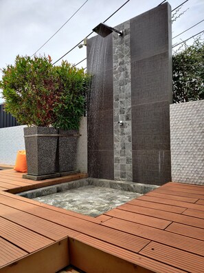 Una piscina al aire libre, tumbonas