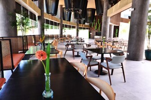 Daily buffet breakfast for a fee