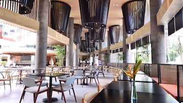 Desayuno buffet diario (PHP 600 por persona)
