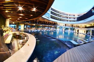 Una piscina techada, abierta desde las 09:00 hasta las 22:00, sombrillas