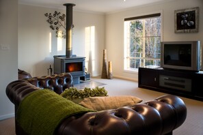 House, 5 Bedrooms | Living area