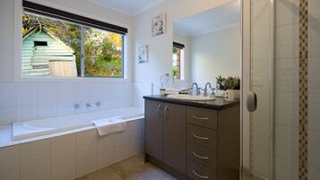 House, 5 Bedrooms | Bathroom | Separate tub and shower, free toiletries, towels