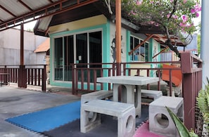 Lunch and dinner served, Thai cuisine