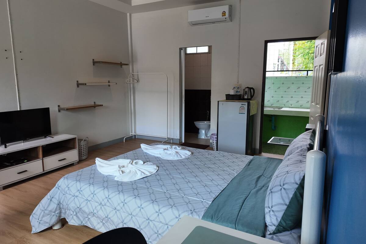 Deluxe Room | Private kitchen | Fridge
