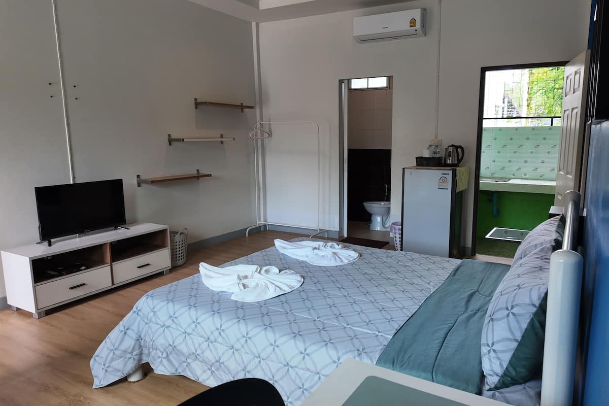 Deluxe Room | Private kitchen | Fridge