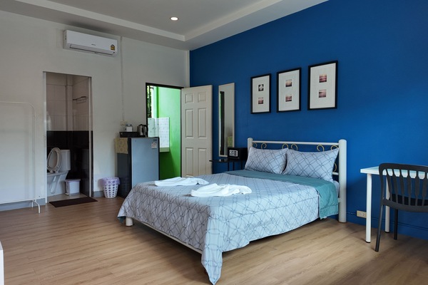 Shower, free toiletries, hair dryer, bidet