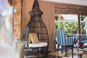 32-inch flat-screen TV with cable channels, TV - Maverick Ratchada Hotel (Bangkok)