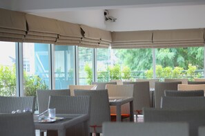 بوفيه فطور يوميًا بتكلفة قدرها (250 THB للشخص)