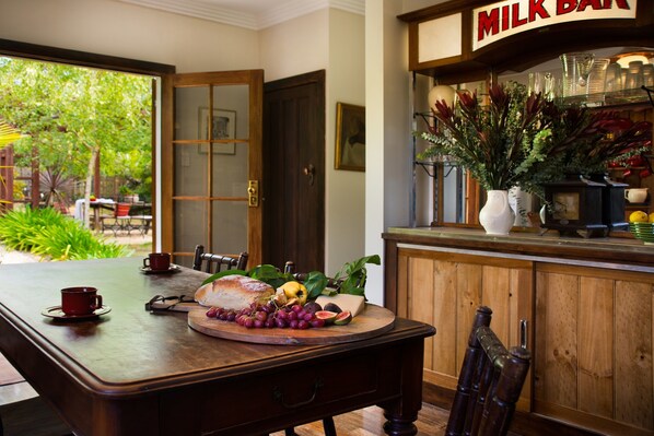 Casa tradicional, 3 habitaciones, vista al jardín, en el área del patio | Cocina privada | Refrigerador con congelador, microondas, horno y parrilla de estufa 