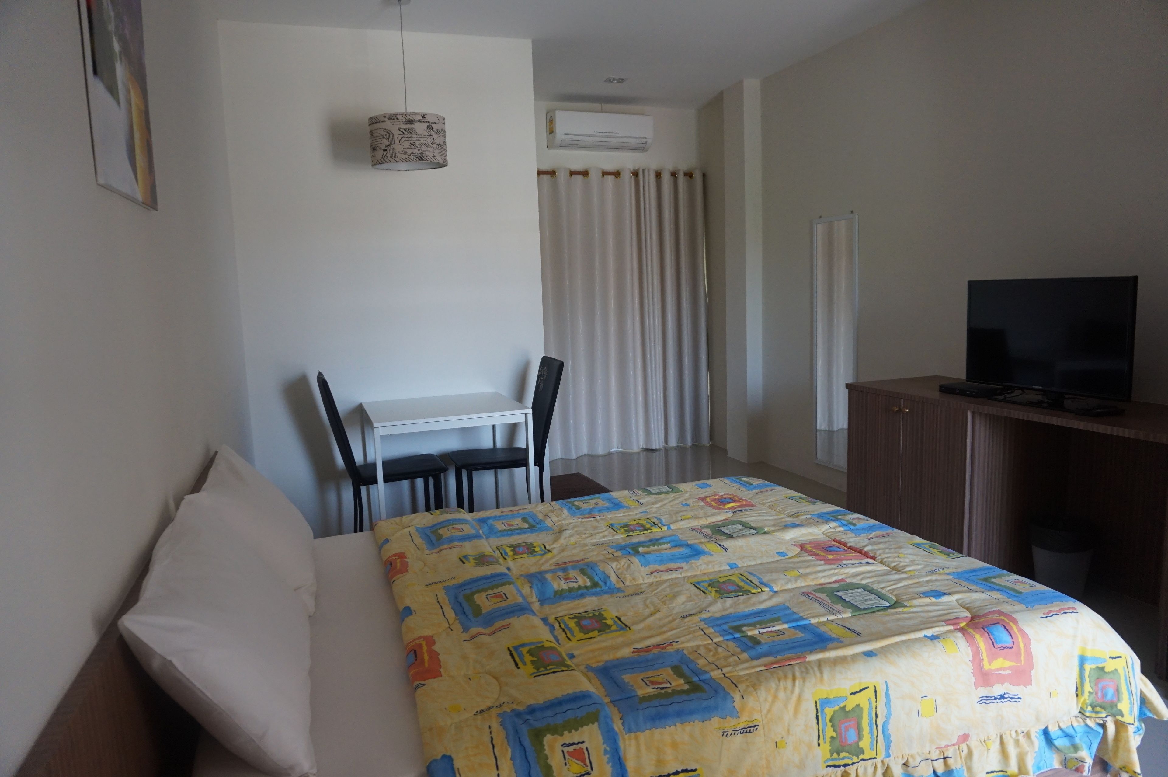 standard double room | desk, blackout curtains, free wifi