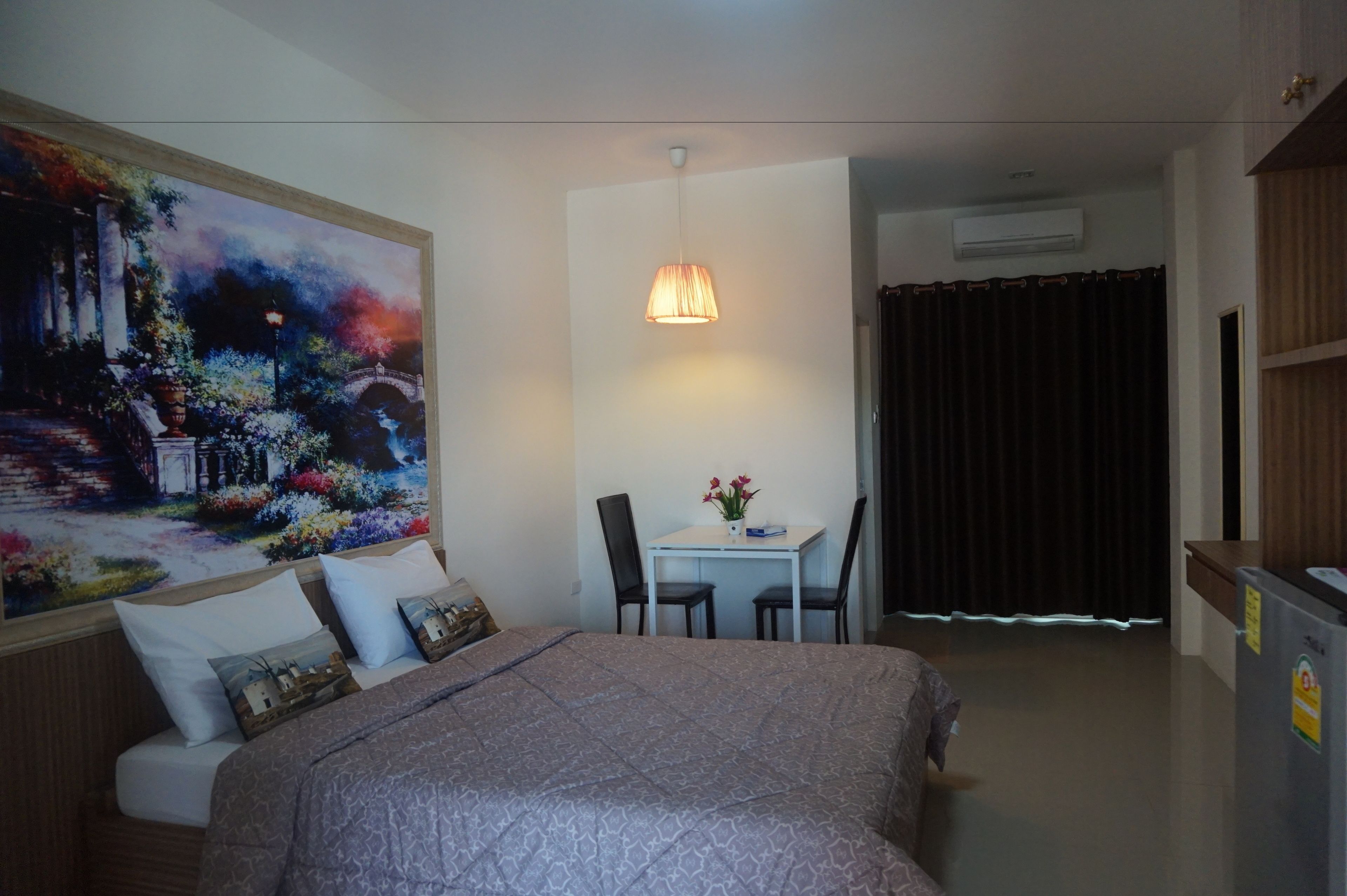 standard double room | desk, blackout curtains, free wifi