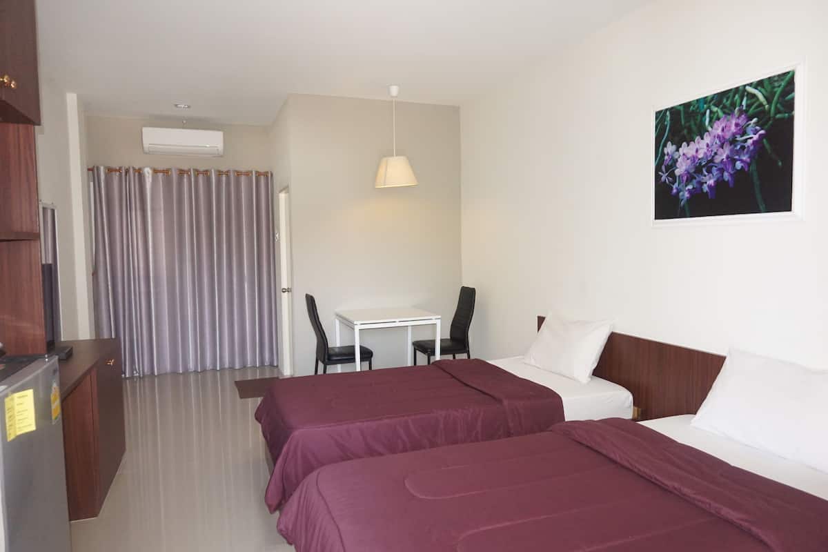 Standard Twin Room | Desk, blackout drapes, free WiFi