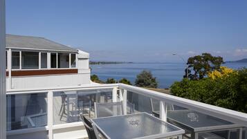 Deluxe suite, 2 slaapkamers, uitzicht op meer | Balkon