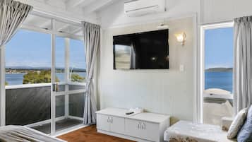 Lakefront 1 Bedrom Super King Suite (upper floor , no spa) | 1 makuuhuone, silitysrauta/-lauta, ilmainen Wi-Fi, vuodevaatteet