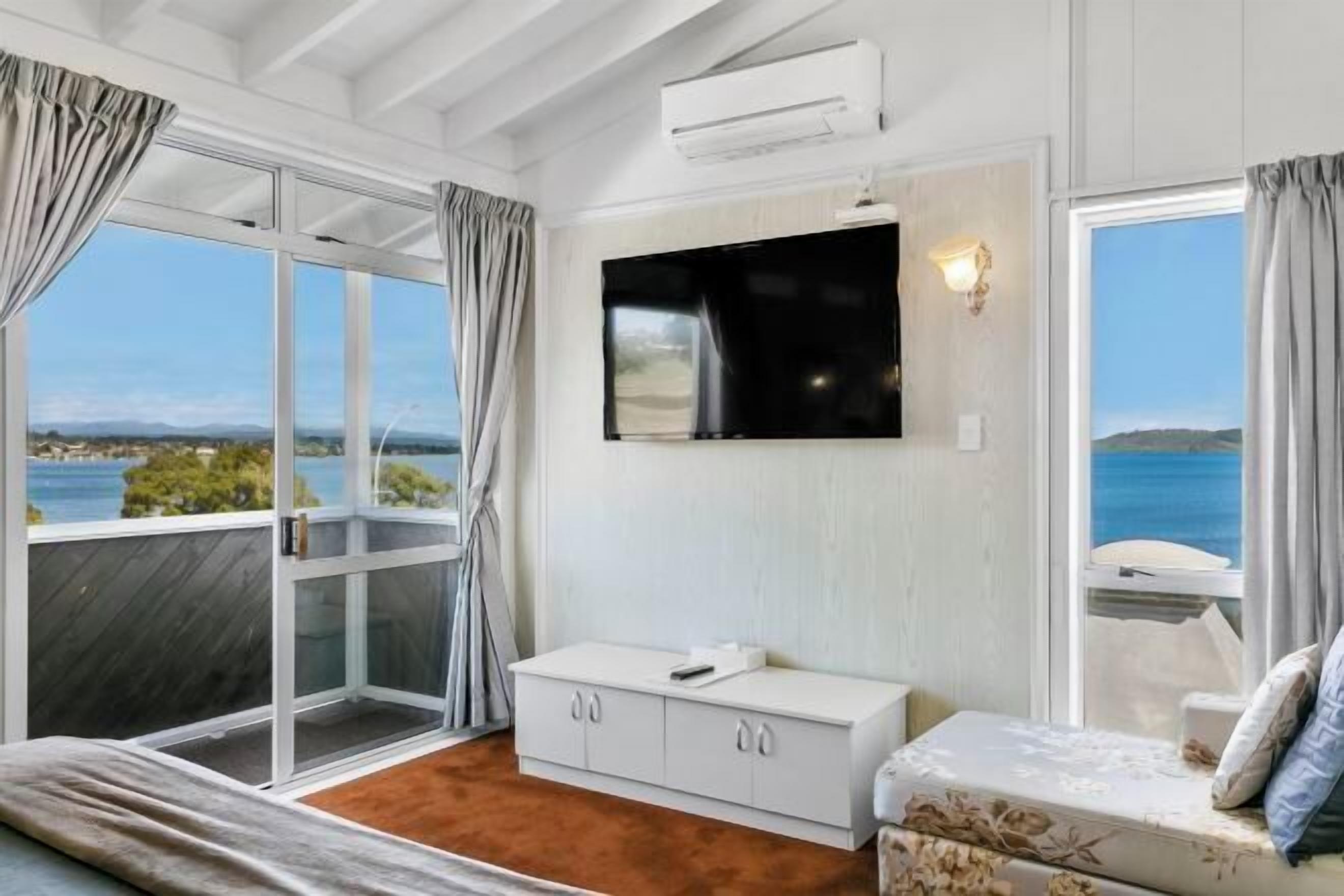 Tabla de planchar con plancha, wifi gratis y ropa de cama 