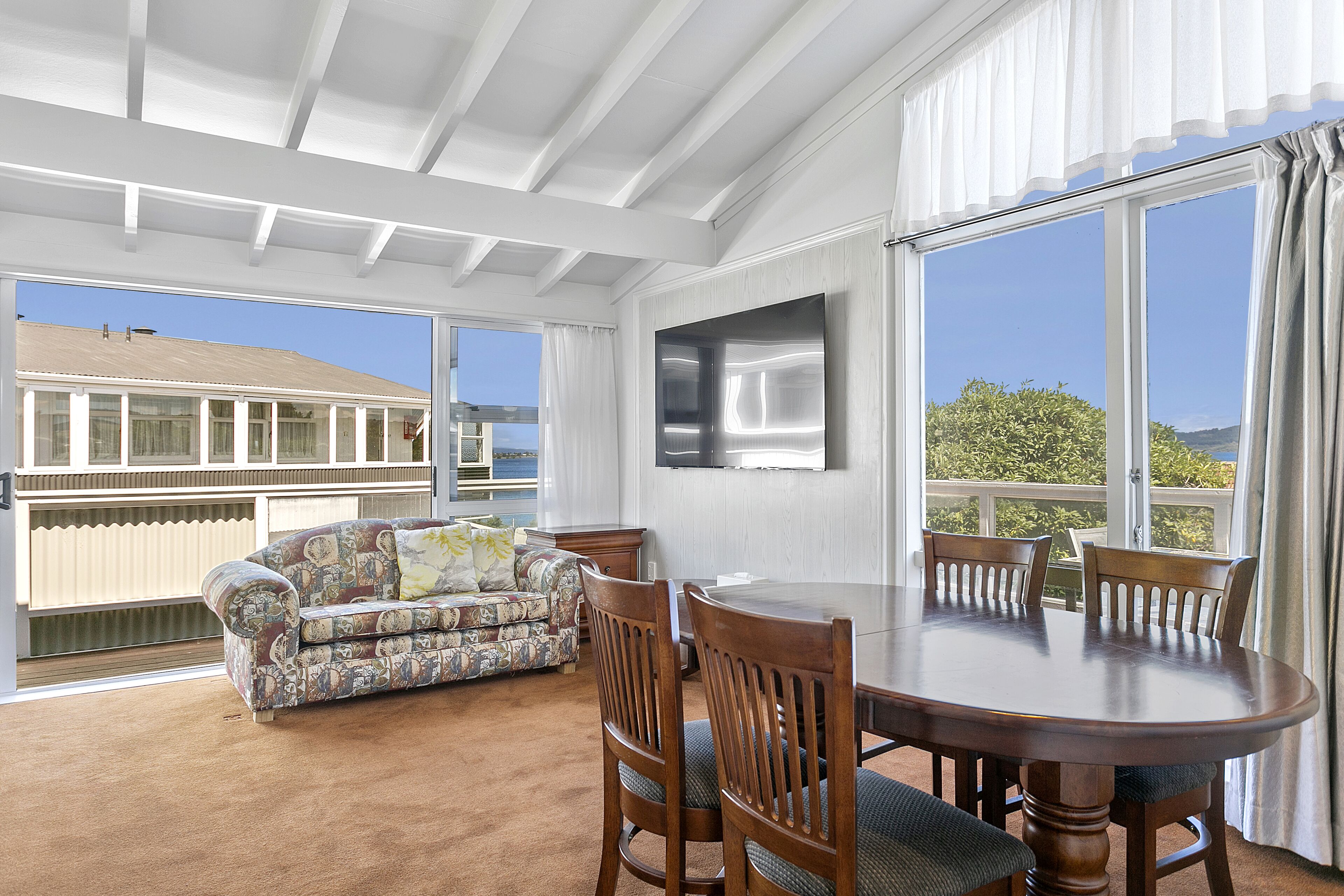 Deluxe-Suite, 2 Schlafzimmer, Seeblick | Wohnbereich | Flachbildfernseher